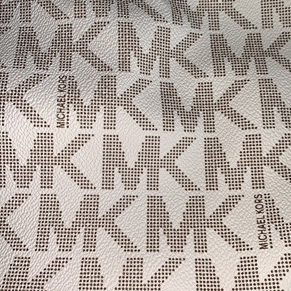 Michael Kors Vanilla purse - Picture 5 of 10